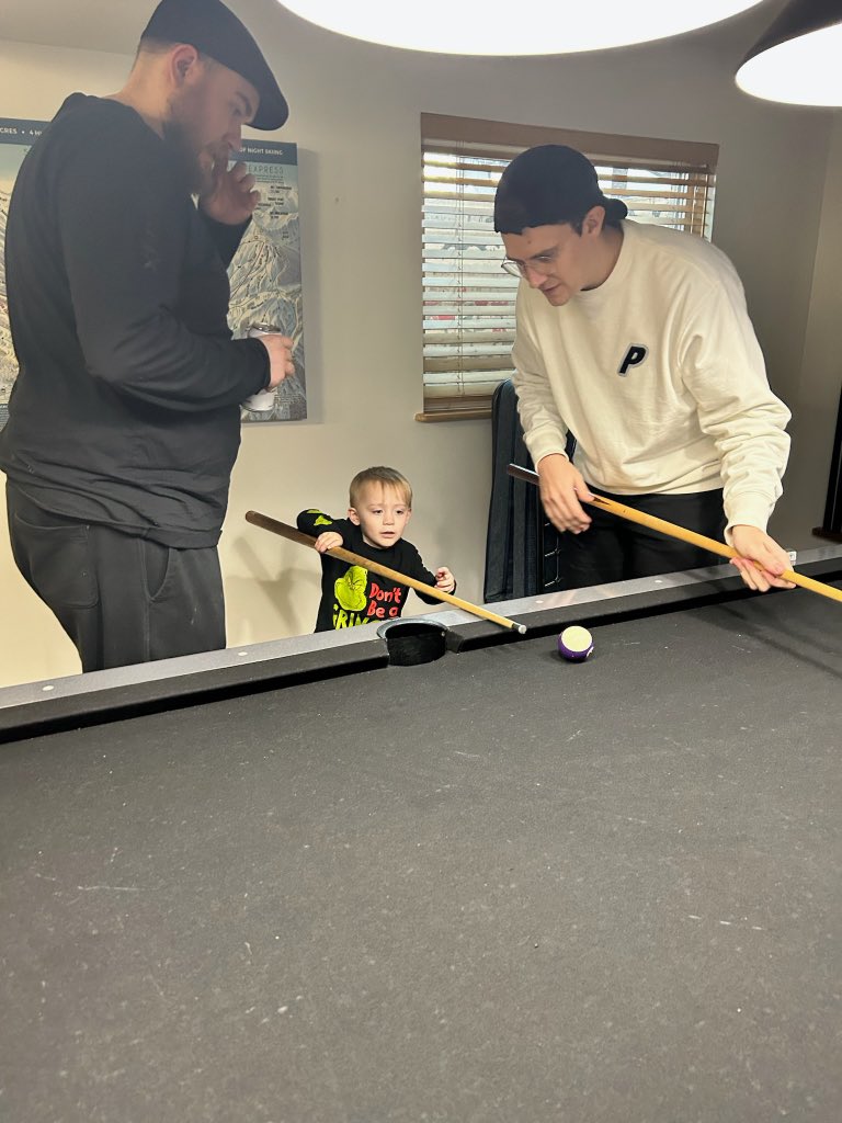 Trexfries's tweet photo. Teach your son to hustle early! #getajob #dad #son #Grinch #poolstick #ChristmasEve @itsericafryyy https://t.co/XdhWtZOvhn
