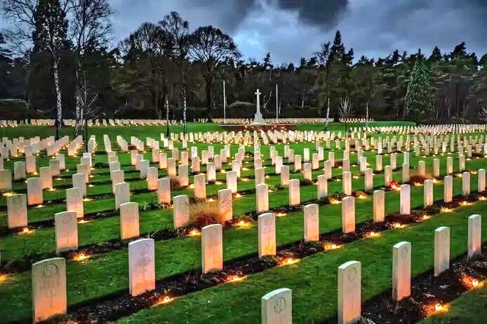 Goodable's tweet image. Every Christmas Eve, children in Netherlands visit a cemetery that holds the graves of Canadian soldiers who gave their lives to liberate the country in WW2.

They light candles at every grave — all 1,393 of them.

🇳🇱🇨🇦