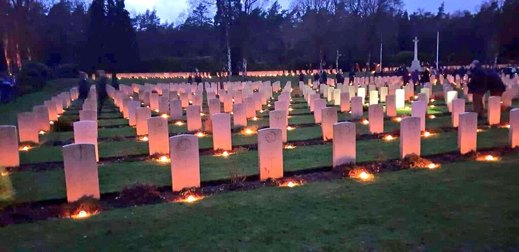 Every Christmas Eve, children in Netherlands visit a cemetery that holds the graves of Canadian soldiers who gave their lives to liberate the country in WW2.

They light candles at every grave — all 1,393 of them.

🇳🇱🇨🇦