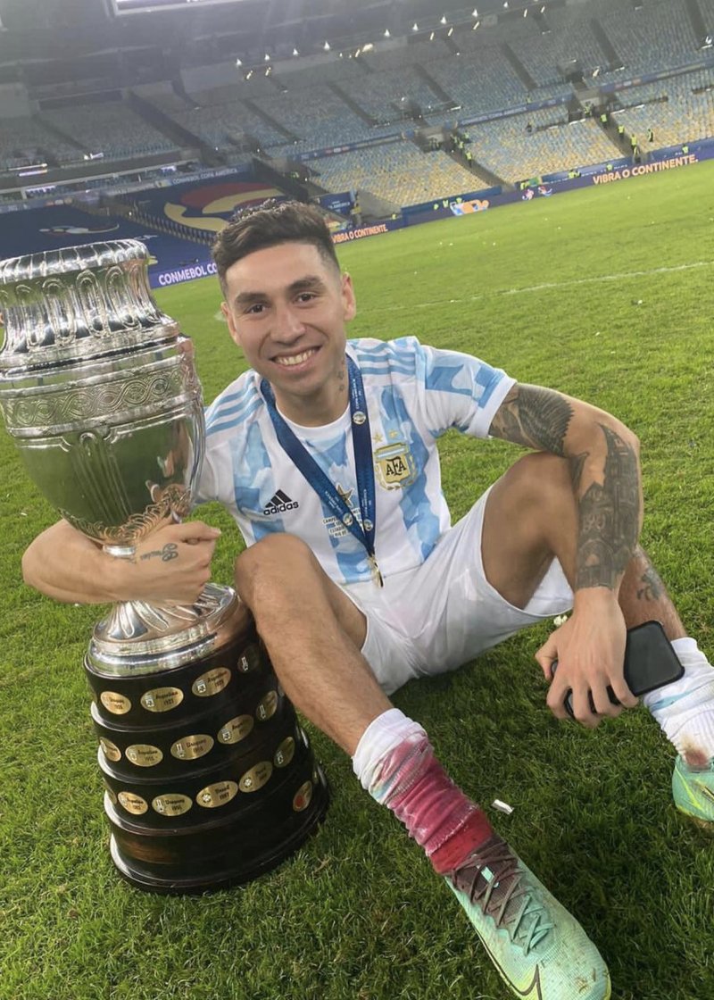 chomickirio's tweet photo. Figura de la final con Brasil en el Maracaná y autor del penal que nos dio la Copa del Mundo.

El bombero de barrio Esperanza ❤🇦🇷 https://t.co/vyeANAkflJ