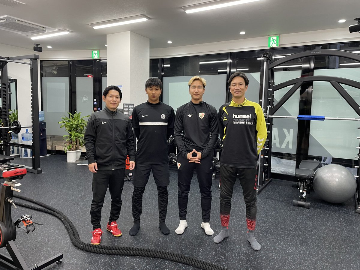 DoKoji12's tweet photo. 完全貸切で使用できるジムの、
#カラダCAMP
充実したトレーニング機器で、自由にトレーニングもできるし、トレーナーがみっちり教えてもくれます。
オフで帰省中の家族とトレーニング。
トレーナーの　#枡川哲 さんの身体のキレが半端ない！ https://t.co/fBYB3uWZyF