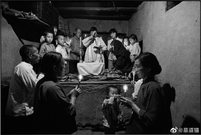 摄影作品《在路上•中国的天主教徒》 吕楠/摄，1992～1996年 (2/4)