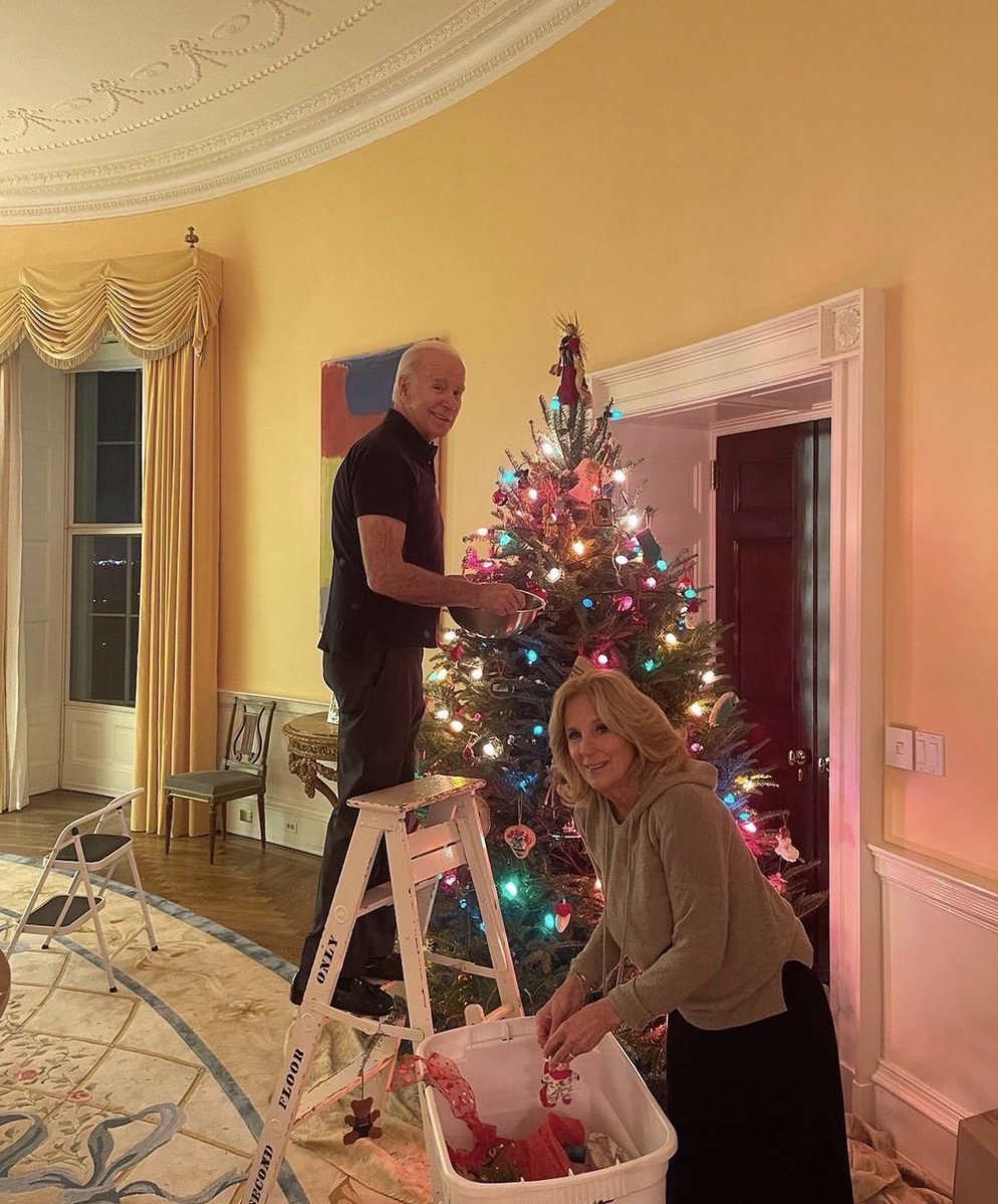 Seeing President Biden & Dr. Biden decorating their own Christmas Tree is everything 💙🎄