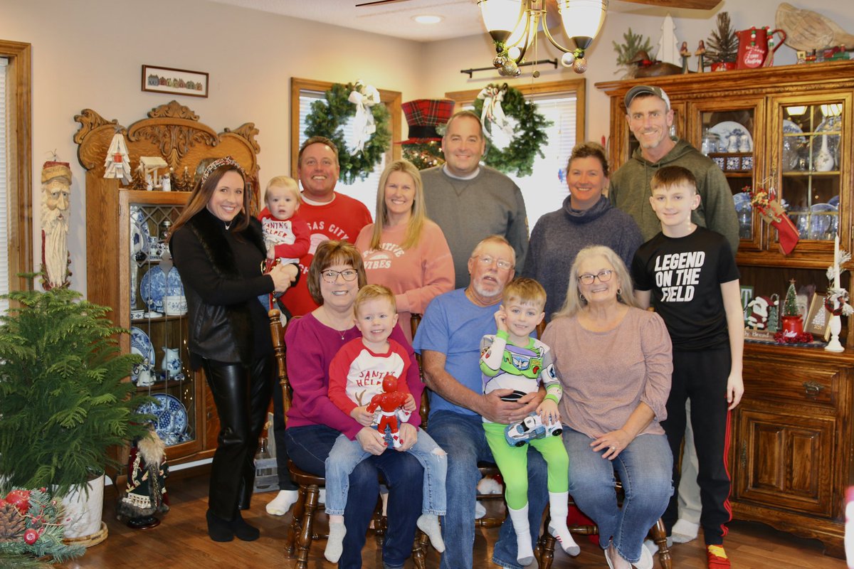 ms_spry's tweet photo. Wishing you a very Merry Christmas from our family to yours! 🎄

#Family https://t.co/fs0Z6yisLQ