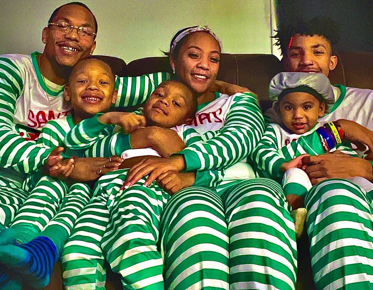 SmoovYungBrutha's tweet photo. We would love to wish everyone a Royal Christmas &amp; Royal New Years from the $moov ¥ung Family to yours ✅🎄🧩👑🫶🏾 #Christmas2022🗓️ #RealSaliva￼🦁 #Heal❤️‍🩹 
#improvementmovement🔋#smoovyungfamily👨‍👩‍👧‍👦 #DaSmoovWay💱 https://t.co/cJXJoS1NyC
