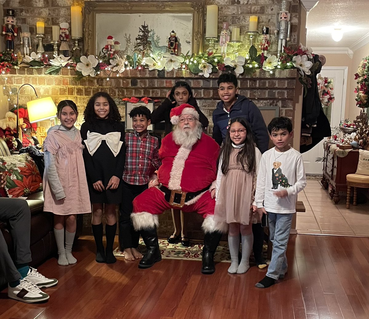 Mig_Gonz0's tweet photo. Merry Christmas from the Gonzales family! #GCrew https://t.co/B4EDjTPlVZ