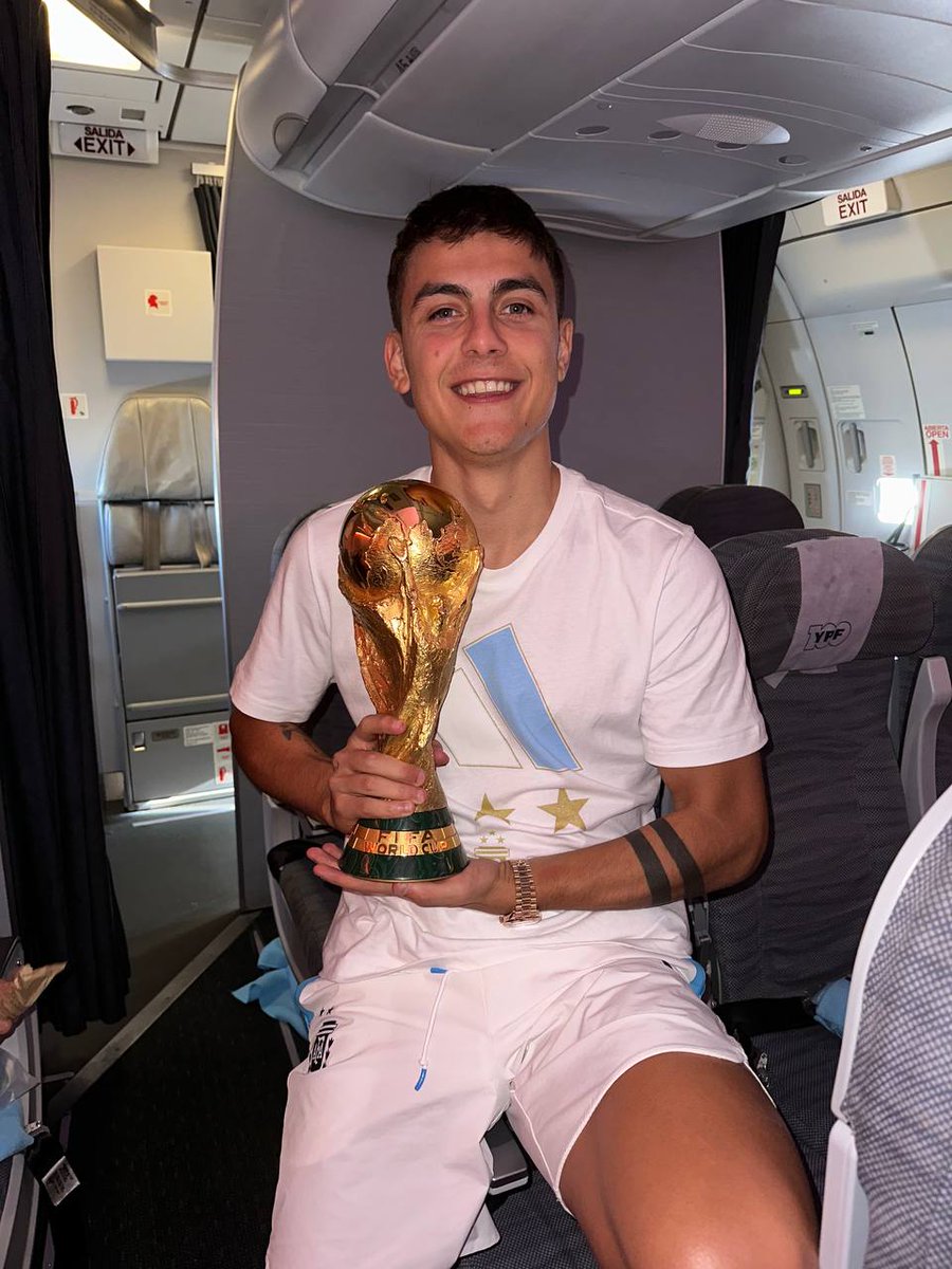 gigi tweet media