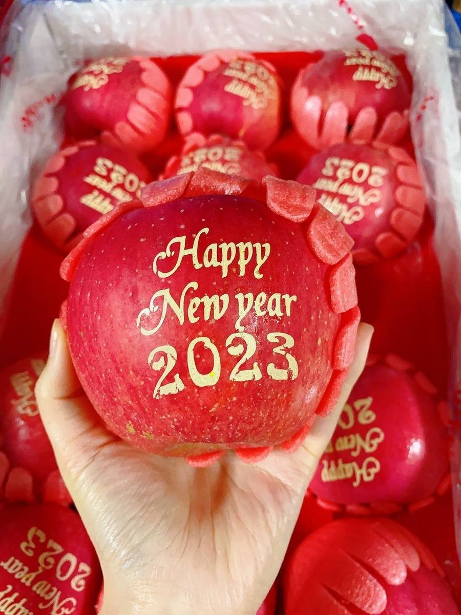 Looking at the lovers on the street, couples celebrating Christmas, I thought, I used to be so happy. 🤞🤞🤞 #Everyone