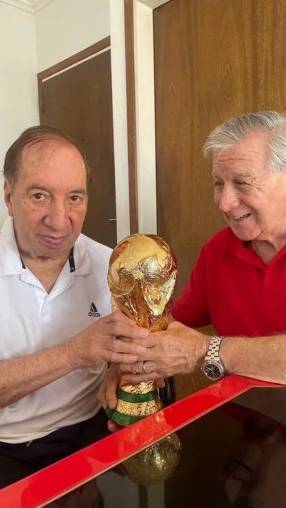 FutbolSelecto's tweet photo. Felices fiestas y feliz Navidad, el doctor Bilardo ya recibió su regalo ❤️ 🎁 https://t.co/3jwJsKPmO6