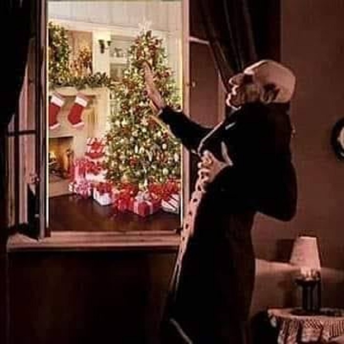 HorrorHammer1's tweet photo. 1922- Orlock accidentally looks out the window on Christmas https://t.co/XFtqpC0c8G