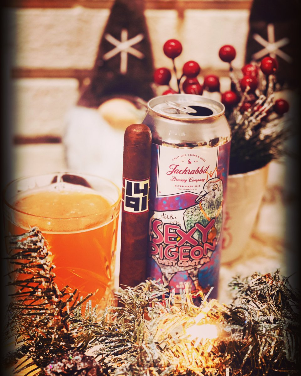 Merry Privadamas
Enjoying this 1491 from @privadacigarclub 
Paired with a SexyPigeon from @jackrabbitbrewing 

#weareprivada #weareprivadacigarclub #westcoastipa #cigars #ipa #xmas #cigarmas #beermas