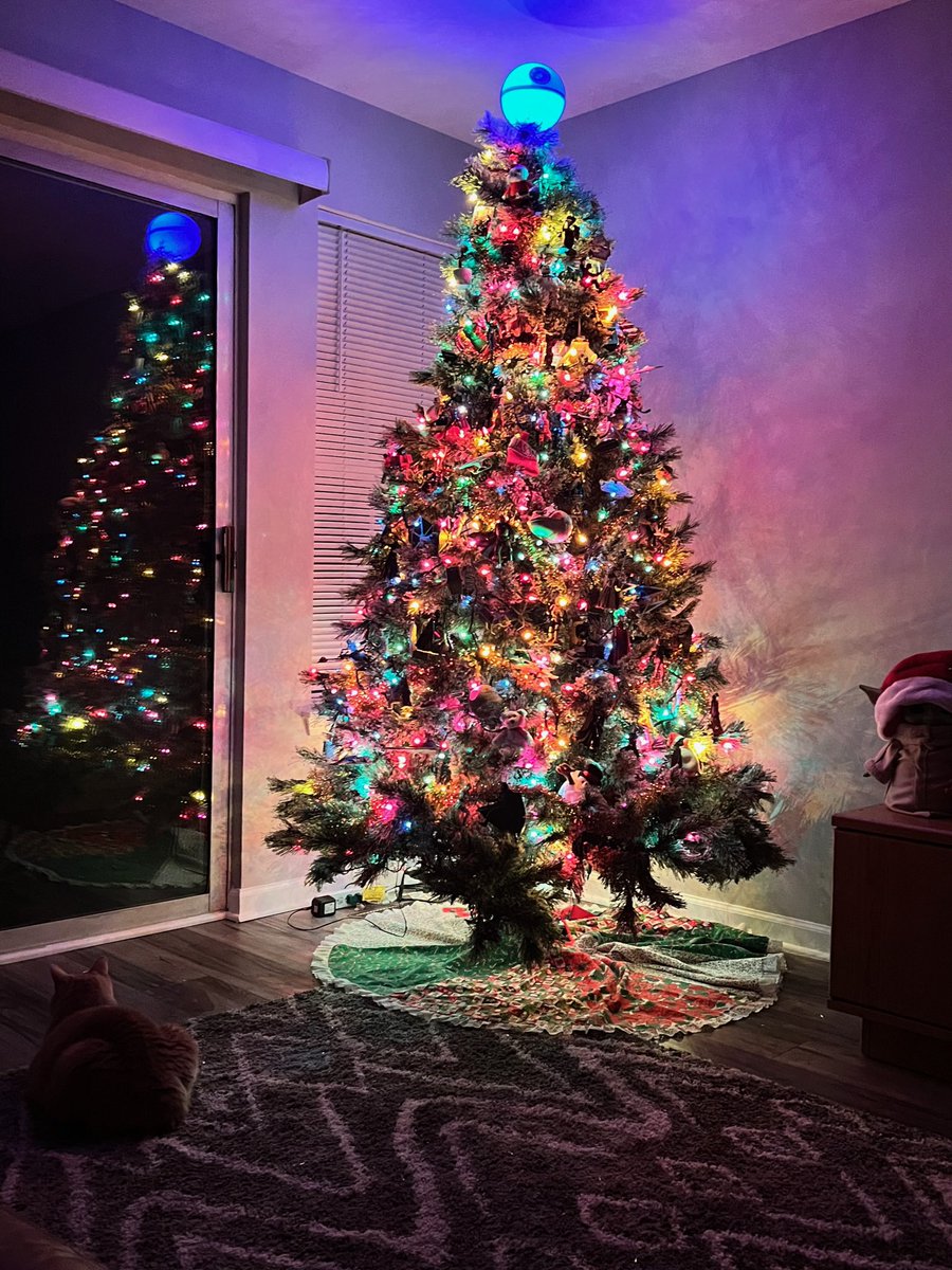 JasFace27's tweet photo. @notthefakeSVP #geektree 🤓🎄 https://t.co/7fw73lxDgW