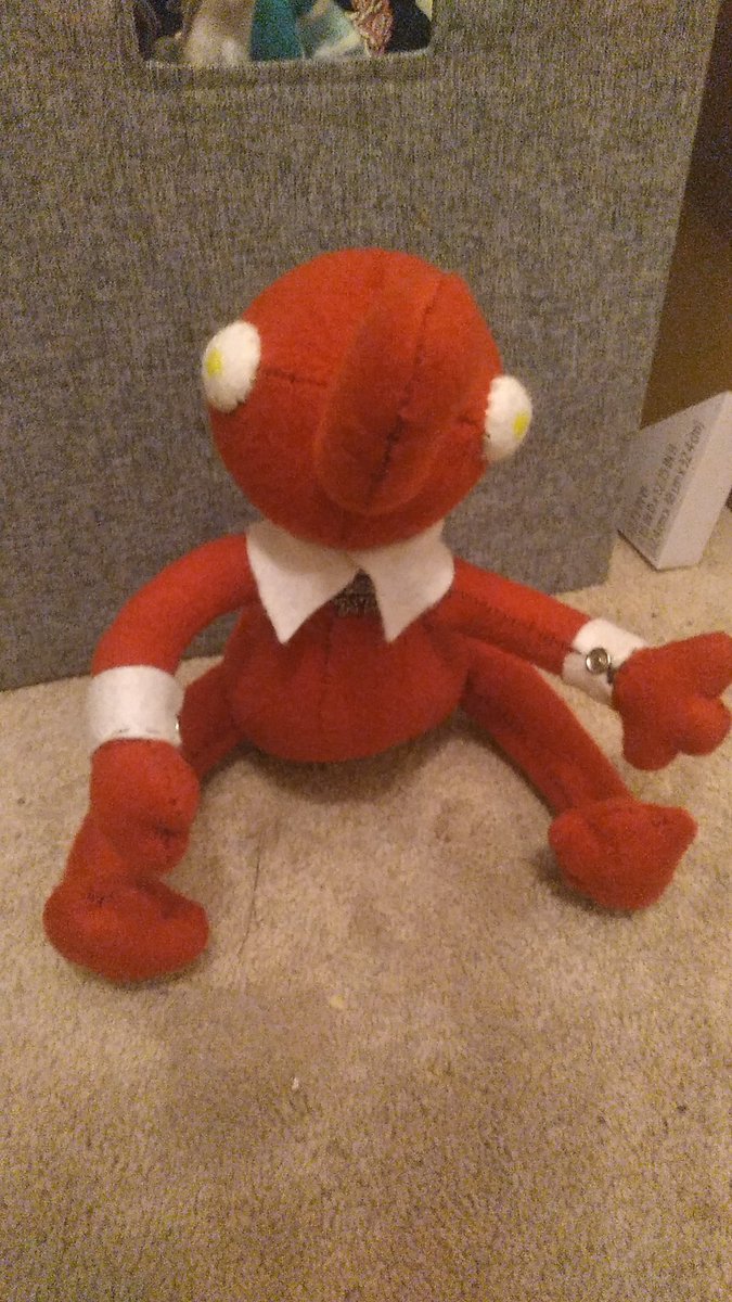 "I'm working on a big drawing."
Proceeds to sew their first stuffed animal for the next 3 days 
Also he's a lil lopsided but all I need to do is embroider his eyes lol
Learned a lot from this 
#handmade #smuppet #beginner #sewing