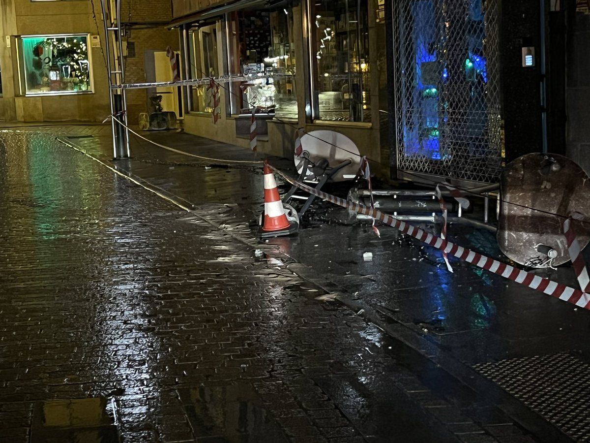 alcporrino's tweet image. ⚠️ As intensas choivas provocaron a crecida do río Louro

❌ A estrada que une #Atios con #Torneiros e #Pontellas cortada ao tráfico. 

⚠️Faltas de iluminación nas rúas, accidentes , inundacións, que se tentarán solucionar

✅Moitas gracias os servizos de seguridade e emerxencias