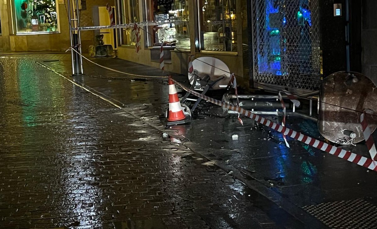 alcporrino's tweet image. ⚠️ As intensas choivas provocaron a crecida do río Louro

❌ A estrada que une #Atios con #Torneiros e #Pontellas cortada ao tráfico. 

⚠️Faltas de iluminación nas rúas, accidentes , inundacións, que se tentarán solucionar

✅Moitas gracias os servizos de seguridade e emerxencias