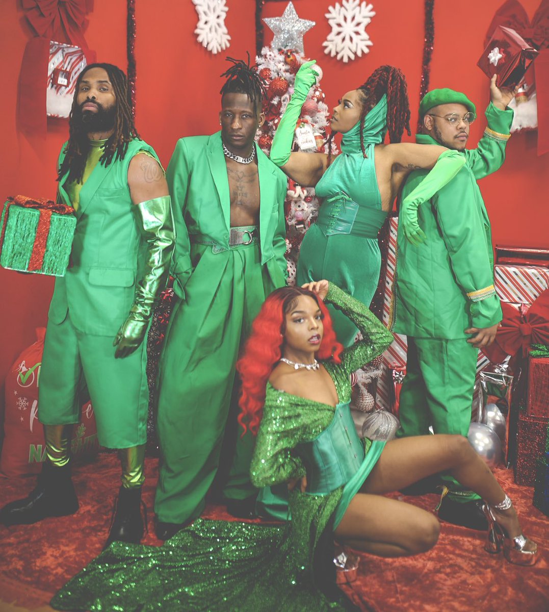 ROETheAgency's tweet photo. Happy Holidays from @roetheagency to each and every one of you! ❤️✨

For your viewing pleasure, we will unroll our Christmas editorial entitled “A ROE Christmas Story” 🎄STARTING TONIGHT! Stay tuned! https://t.co/YVzz3ox7ez