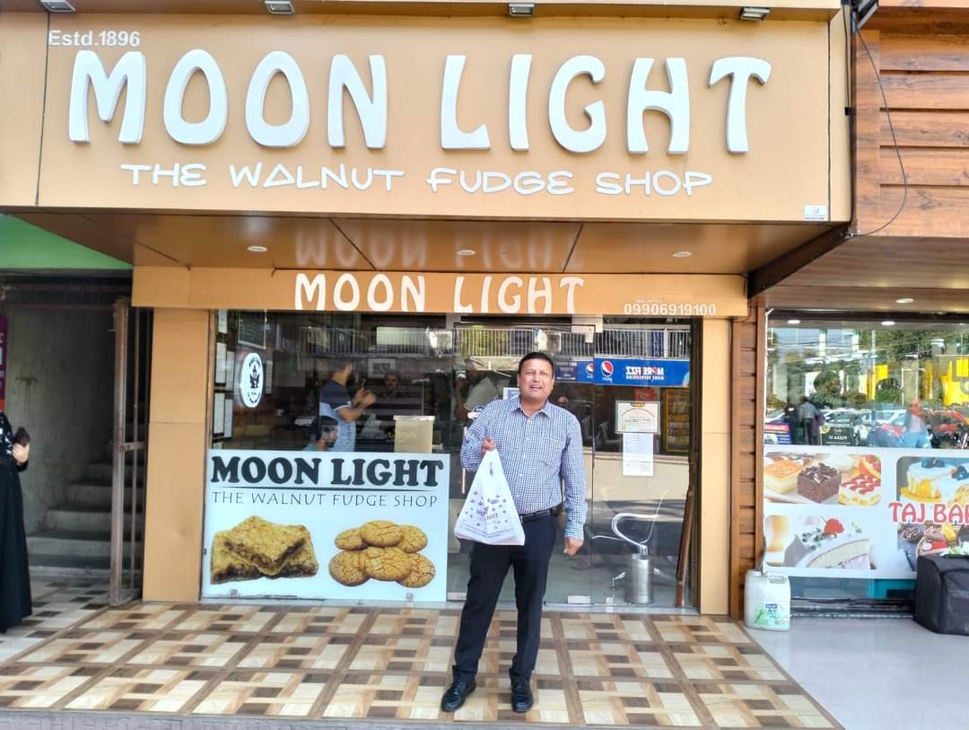 RisingKashmir's tweet photo. #Moonlight - serving quality #walnut  #fudge in #Kashmir since 1896

Reports @IrfanYattoo

https://t.co/T2k89zq88y https://t.co/PhKG1iXJ7t
