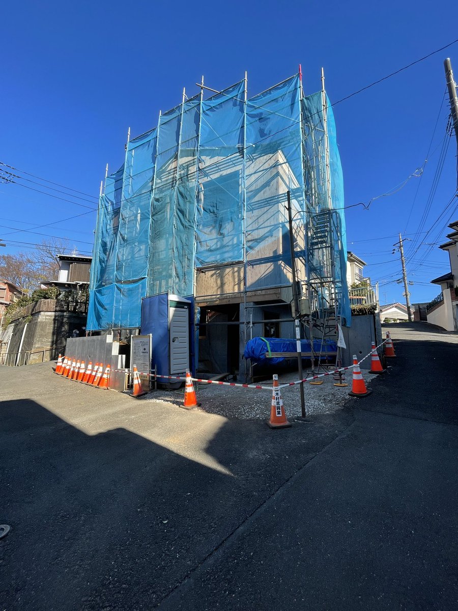 LABSHIB's tweet photo. 午後はikmo設計の住宅の現場に行きました。車庫になっていた造成地を元の傾斜地形に近づけて立体的な住宅にしています。小さい奥行きを桁行方向とした切妻が不思議なスケール感を作っています。シバタ https://t.co/xFkfsby7Zb