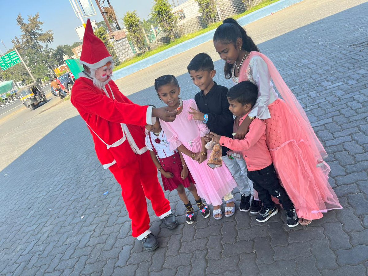 BPCLRETAILSURAT's tweet photo. Jingle bells... Jingle bells... Jingle all the way...✨️🎄🎉🎊
Christmas celebrations @ G C Patel &amp; Sons Petroleum, Dist. Valsad with our customers.
#MerryChristmas2022 🎅🎄
@BPCLimited @BPCLRetail @BpclGujarat @kulsachin2412 @SupratimB1 https://t.co/3MCVKCADIi