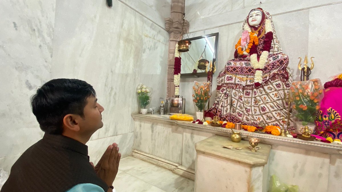 pravinmalibjp's tweet photo. મઢડાવાળી આઈ શ્રી સોનલ માતાજી ના પ્રાગટ્ય દિવસ "સોનલ બીજ"ના પાવન અવસર પર ડીસા ખાતે આવેલા પ્રસિદ્ધ આઇ માતાના મંદિરે, દર્શન કર્યાં, ત્યારે ધન્યતા અનુભવી તથા માતાજી તમામની મનોકામના પરિપૂર્ણ કરે એવી પ્રાર્થના કરી. https://t.co/y3z0LfOXa6