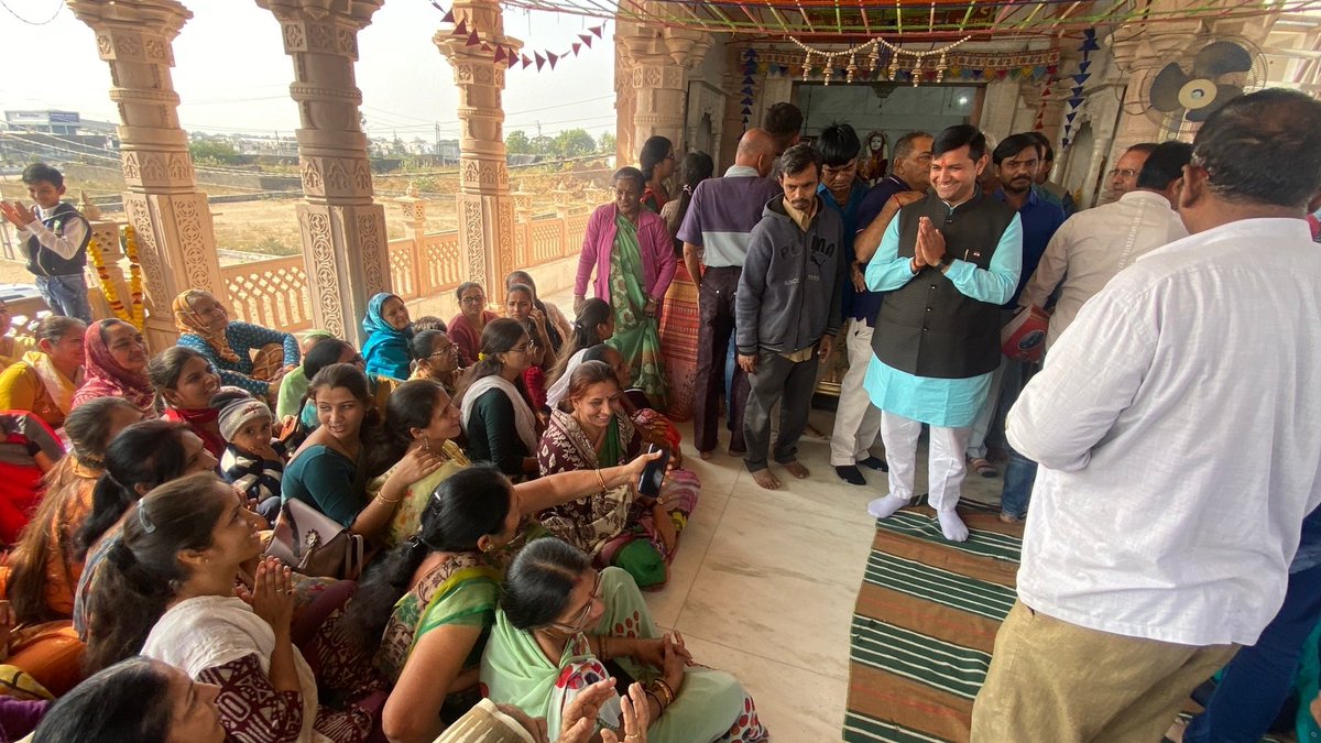 pravinmalibjp's tweet photo. મઢડાવાળી આઈ શ્રી સોનલ માતાજી ના પ્રાગટ્ય દિવસ "સોનલ બીજ"ના પાવન અવસર પર ડીસા ખાતે આવેલા પ્રસિદ્ધ આઇ માતાના મંદિરે, દર્શન કર્યાં, ત્યારે ધન્યતા અનુભવી તથા માતાજી તમામની મનોકામના પરિપૂર્ણ કરે એવી પ્રાર્થના કરી. https://t.co/y3z0LfOXa6