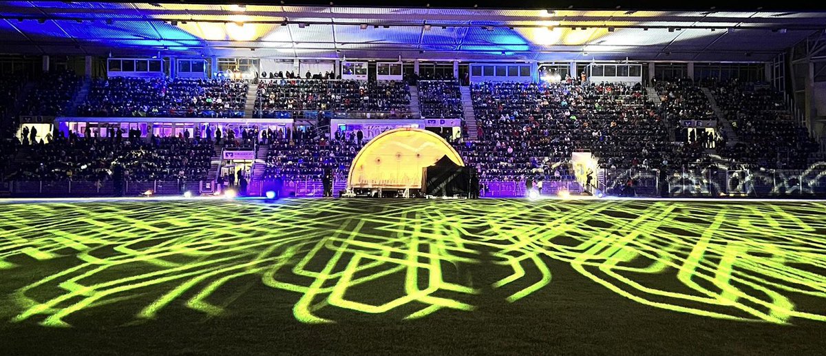 First ever Xmas concert and sing along at the spectacularly lit Ernst-Abbe-Sportfeld in Jena raised funds for three charities. #MerryChristmas #cityoflight