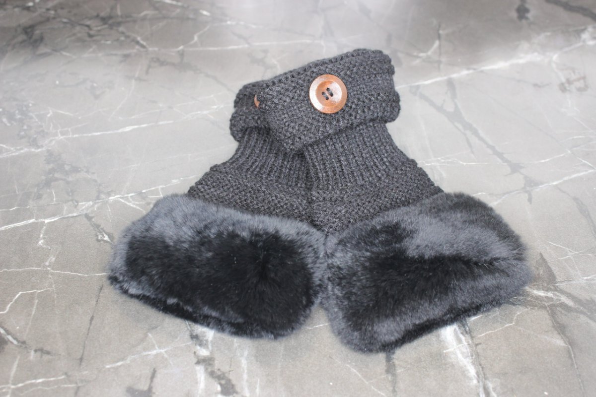 elmarfurs's tweet photo. Still need a few stocking stuffers? We've got plenty of beautiful gifts for that special someone. Stop by to shop our gorgeous fur accessories.  #FurFashion #ElmarFurs #RealFur #FurGifts #LuxuryFur #MichiganLuxury #DetroitFurs #SupportLocalDetroit #FurGloves #FurAccessories https://t.co/3bZUkRSP6Y