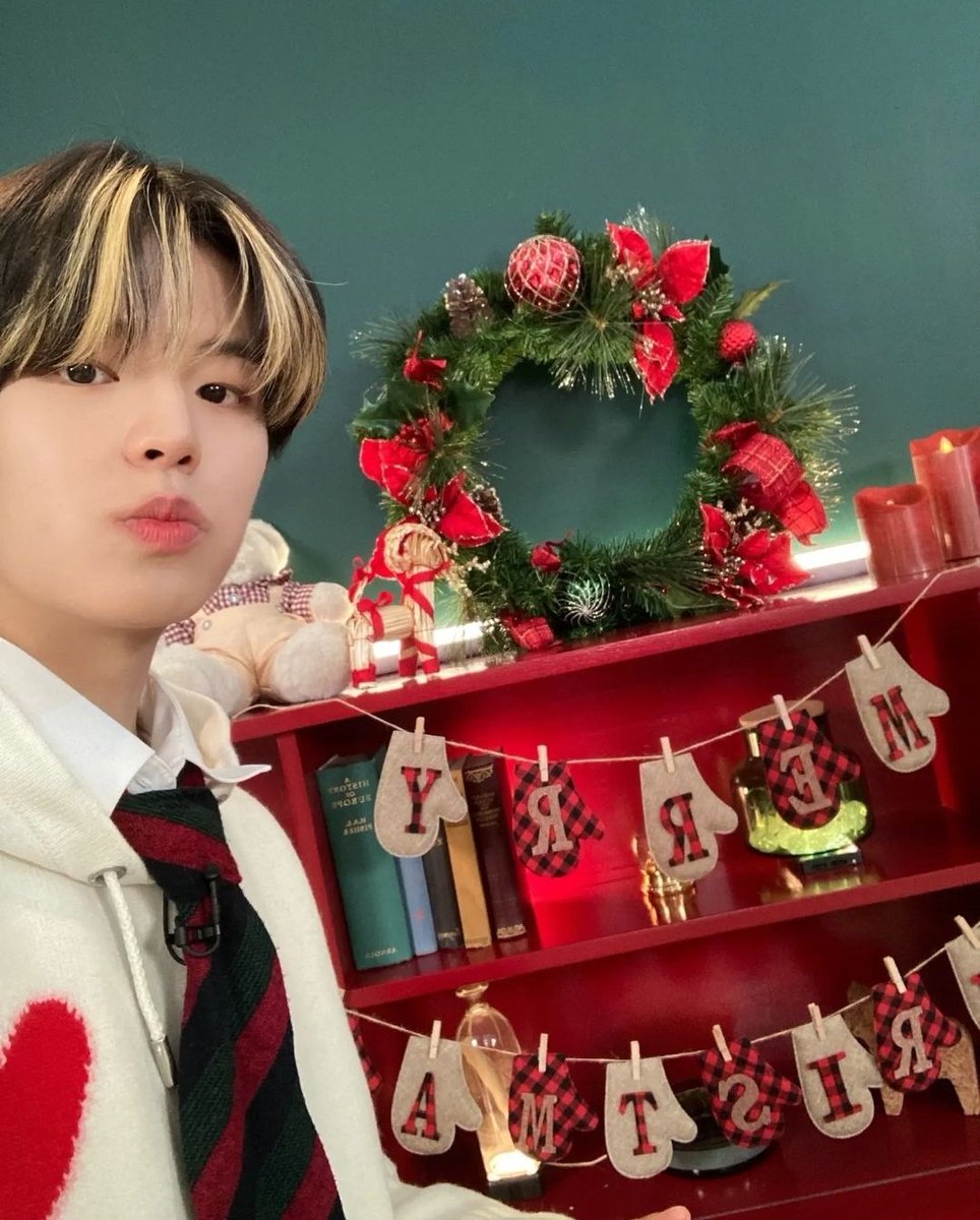 _ishiphop's tweet photo. 221225 #승스타그램

Wish you a Merry Christmas🎄🎄🎄 https://t.co/zKwQaALHb4