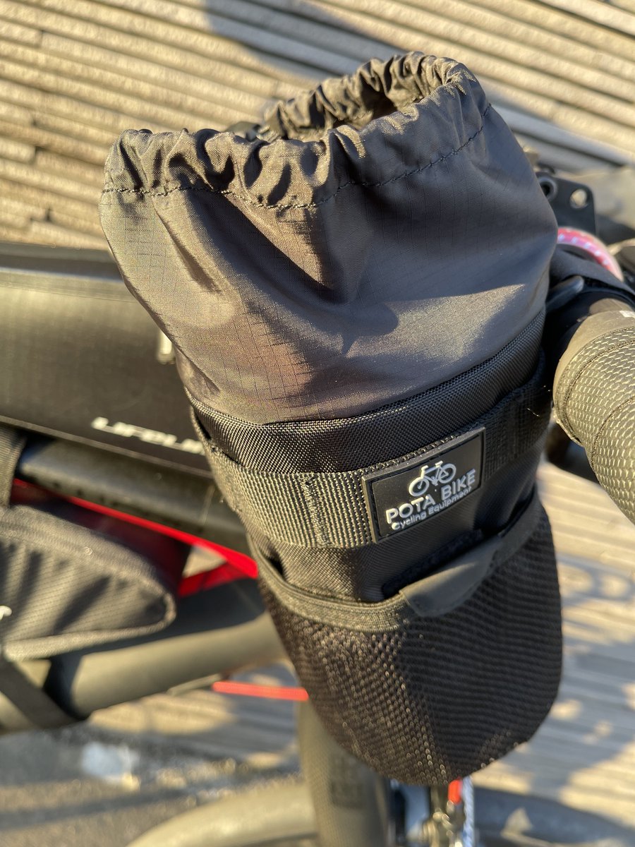 Pi_BOW's tweet photo. 私的、今年買った自転車グッズのナンバーワンはコチラ！

ポタバイクのハンドルポーチ
購入前は主に見た目で買うことをしてませんでしたが、どうしてもボトルを1本増やしたいと思い購入
あまりにも便利すぎて、今までの考えが吹っ飛びました
いろんな使い方ができて万能

早く買っておけば良かった💦 https://t.co/Ocrx5PBF9e