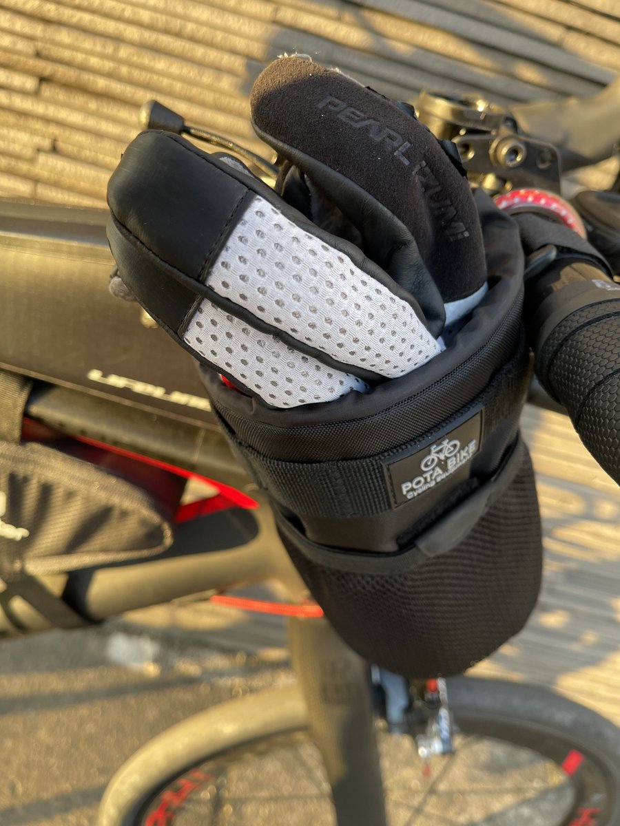 Pi_BOW's tweet photo. 私的、今年買った自転車グッズのナンバーワンはコチラ！

ポタバイクのハンドルポーチ
購入前は主に見た目で買うことをしてませんでしたが、どうしてもボトルを1本増やしたいと思い購入
あまりにも便利すぎて、今までの考えが吹っ飛びました
いろんな使い方ができて万能

早く買っておけば良かった💦 https://t.co/Ocrx5PBF9e