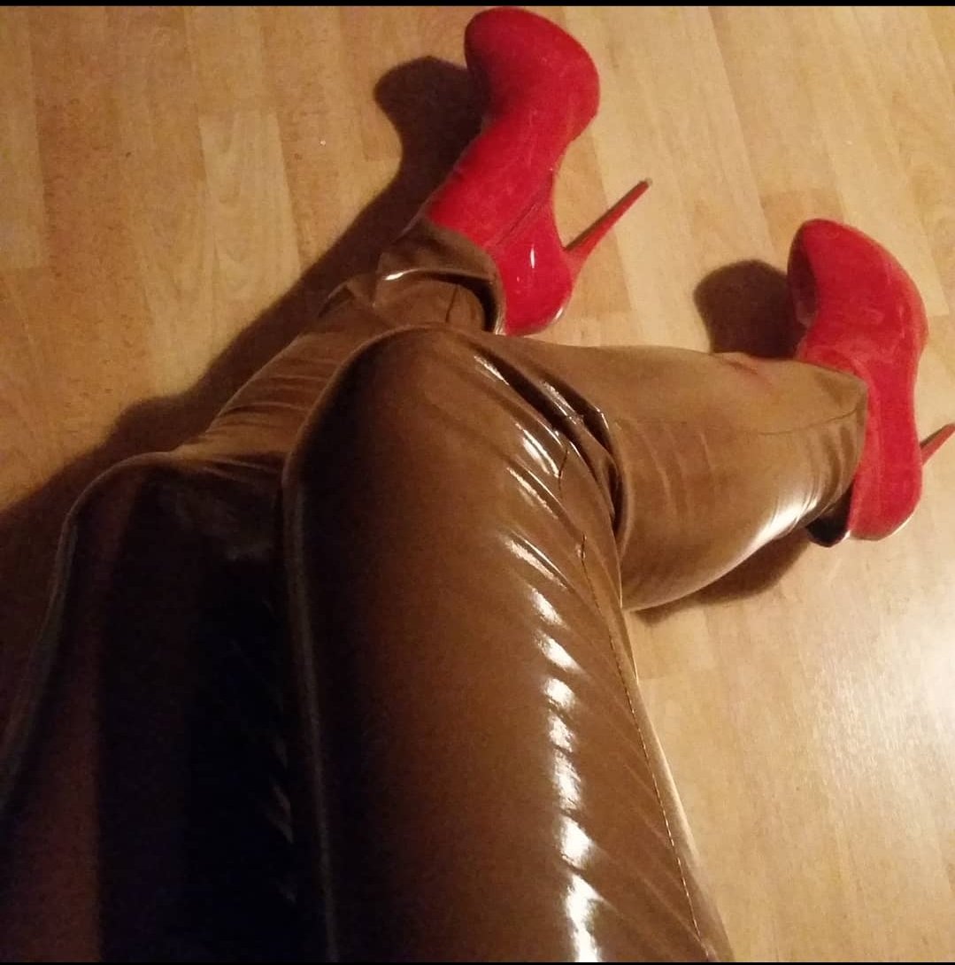 Ich liebe dieses Outfit, eine schöne knatschige Lackleggin und diese Heels😍😍😍
#sissy #lackleggin #vinylleggins #highheel #redheels #germansissy #alwayshorny #damenwäscheträger #dwt #sissyexpose #sissyboy