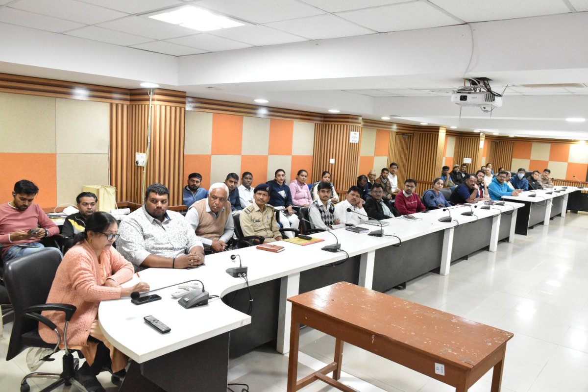 CollectorSK's tweet photo. આજ તા.૨૫/૧૨/૨૦૨૨ ના રોજ “સુશાસન દિવસ” ની ઉજવણીના ભાગ રૂપે રાજ્ય કક્ષાના કાર્યક્રમમાં સાબરકાંઠા જિલ્લાના તમામ અધિકારીશ્રીઓ ટીમ સાબરકાંઠાના પરીપેક્ષ્યમાં માન.નિવાસી અધિક કલેક્ટરશ્રી સાબરકાંઠા સાથે વર્ચ્યુઅલી ઉપસ્થિત રહી કાર્યક્રમના સહભાગી બન્યા હતા.@CMOGuj @pkumarias @InfoGujarat https://t.co/SBPlJlVwmX