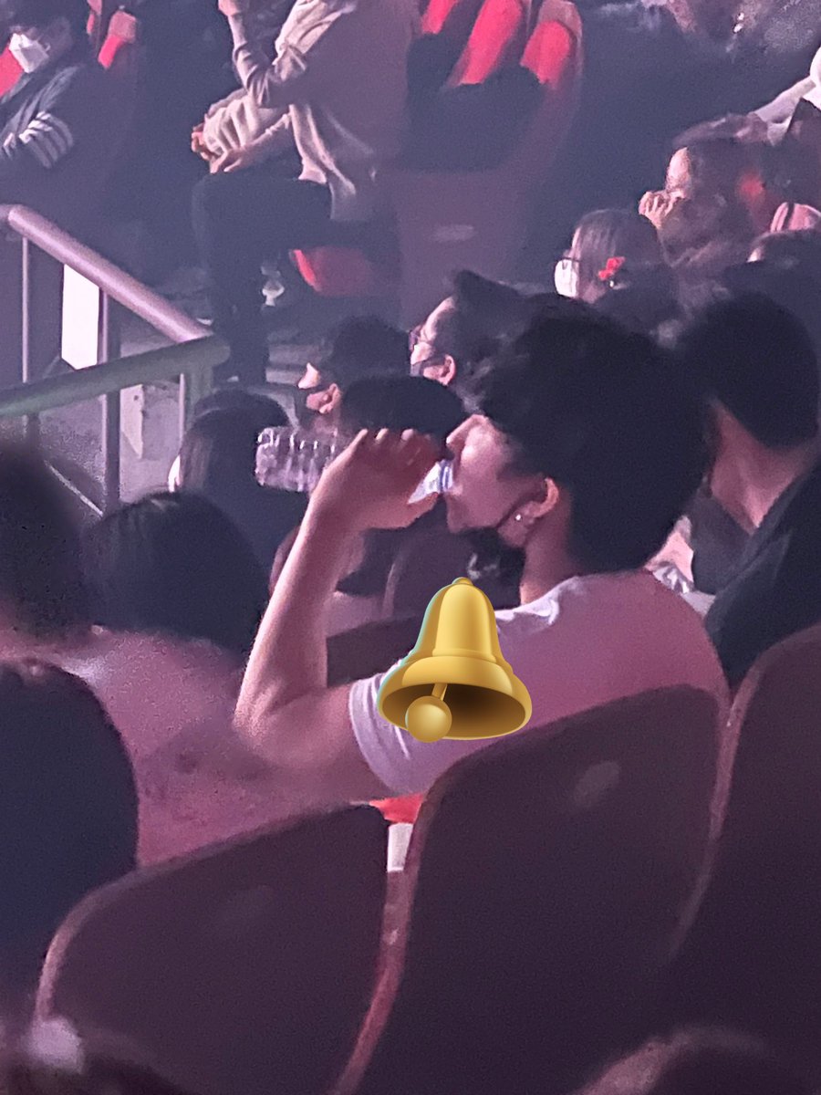 spearhyunnie's tweet photo. changbin at jyp concert!! https://t.co/qt4LBgMXFX