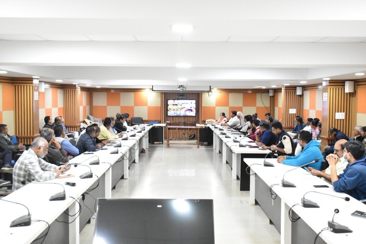 CollectorSK's tweet photo. આજ તા.૨૫/૧૨/૨૦૨૨ ના રોજ “સુશાસન દિવસ” ની ઉજવણીના ભાગ રૂપે રાજ્ય કક્ષાના કાર્યક્રમમાં સાબરકાંઠા જિલ્લાના તમામ અધિકારીશ્રીઓ ટીમ સાબરકાંઠાના પરીપેક્ષ્યમાં માન.નિવાસી અધિક કલેક્ટરશ્રી સાબરકાંઠા સાથે વર્ચ્યુઅલી ઉપસ્થિત રહી કાર્યક્રમના સહભાગી બન્યા હતા.@CMOGuj @pkumarias @InfoGujarat https://t.co/SBPlJlVwmX