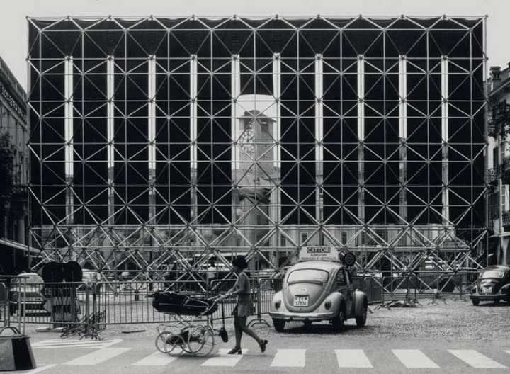 areasvellas's tweet photo. Livio Vacchini 1933-2007
Momento de la instalación de la pantalla diseñada por Livio Vacchini en Piazza Grande en 1971...
Foto: Jul Keyser
#architecture #arquitectura #LivioVacchini #Vacchini 
https://t.co/v3PrMN4ou8
https://t.co/iMw3kmAE8a https://t.co/JG23bFCnIh