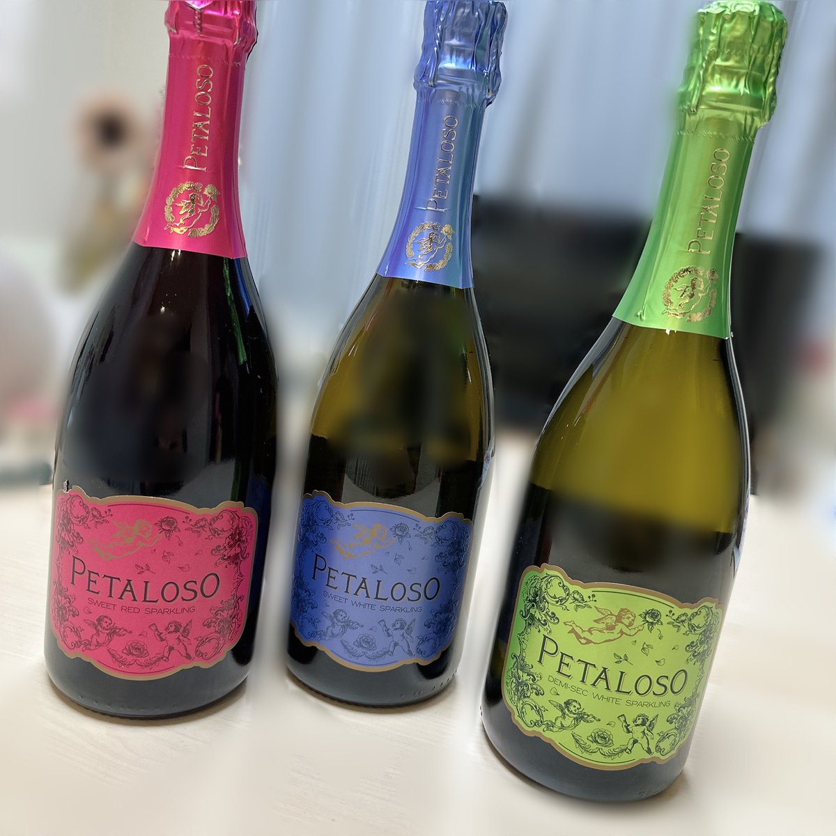 moq_pp's tweet photo. カルディのこのワイン美味しすぎる…
甘口のスパークリングでワインと思えないくらい飲みやすいし、見た目も可愛いから女子会にもおすすめ。しかもこの時期セールで千円でお釣りが来るというコスパの良さ。個人的に紫が程よく酸味もあって甘すぎないから一番好き。 https://t.co/Ha9ySydTY7