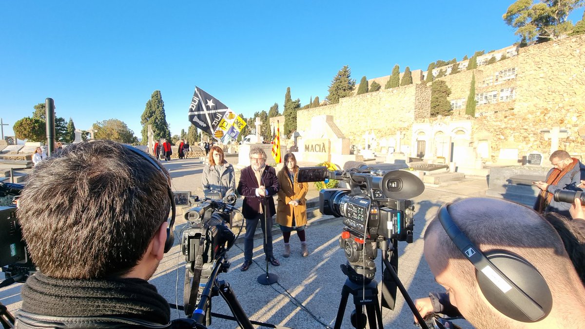 🔴 [1/2] Entrega floral a la tomba del president Francesc Macià, <a href="/CastellaToni/">Antoni Castellà #Lleials1O</a>, en nom del Govern: "Denunciem el pacte del Codi Penal: no acceptarem mai que es criminalitzi l'1-O i els homes i dones que van anar a votar. L'1-O va ser un referèndum legal i que va guanyar el sí".