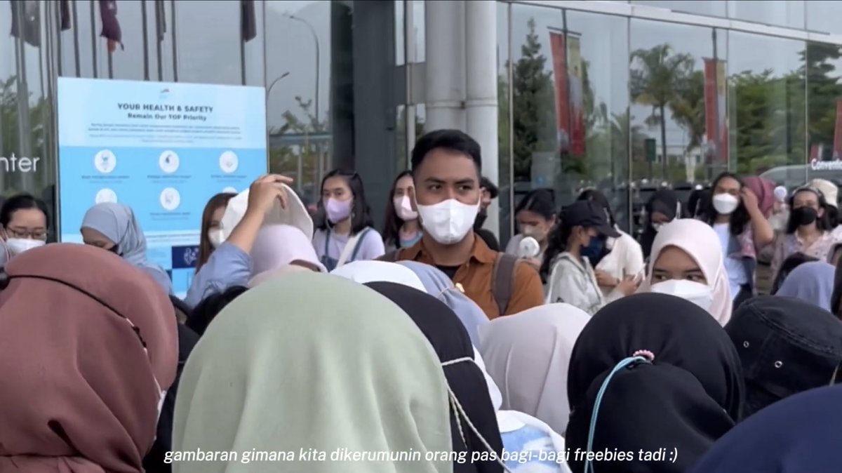 caratstalk's tweet photo. [17s] aku barusan liat di salah 1 vlog carat yg ikut bagi2 freebies pas bets jkt kemarin, terus ini aku liat gambaran dikerumuninnya tuh kayak gini, emang separah ini ya kalau kita bagi2 freebies? aku soalnya mau bagi2 freebies jadi takut 😭 https://t.co/GOKH1mAKlx
