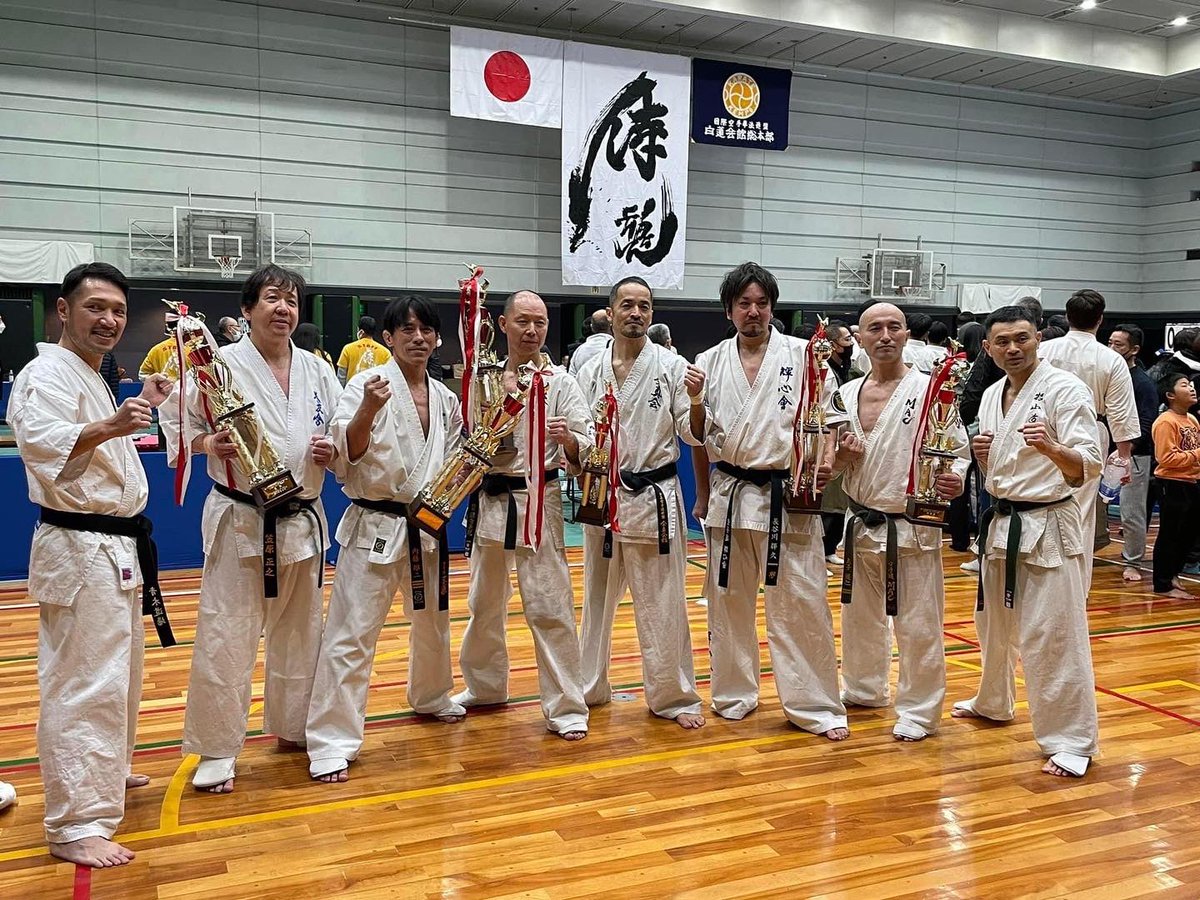 白蓮会館様主催　全関西空手選手権大会　壮年　軽、中量級でなんとか優勝出来ました
サポートして頂きました皆様ありがとうございました
大会を開催して下さいました白蓮会館の皆様、試合関係者の皆様、ありがとうございました　押忍