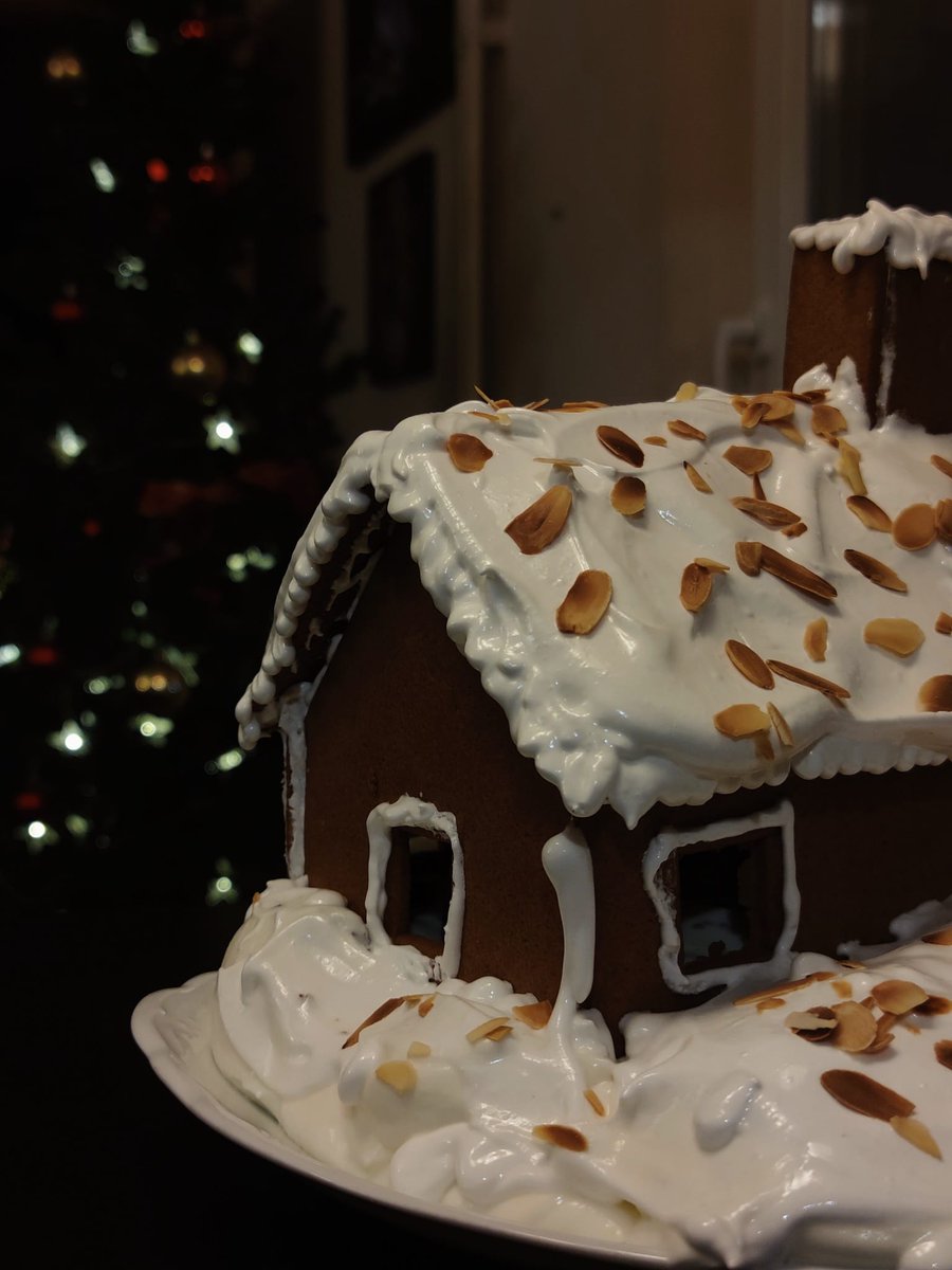 'Tarta Guiness Deconstruida' 

- La casa de jengibre es comprada en piezas. 
- El frosting y el bizcocho de cerveza Guiness es casero.

#tartaguiness #guinesscake #guinessbeer #deconstructedcake #christmascake #christmas2022