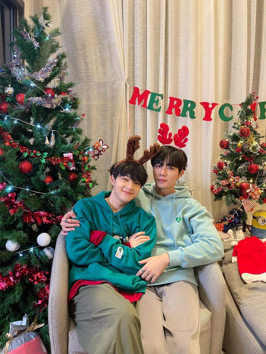 PyaePhay's tweet photo. Marry Christmas ๐งโ๐๐งโ๐
#ZonZon #ZeeNew #ZeeNuNew #Cutiepieseries #MerryChristmas #NuNewChawarin #ZeePruk #supportZeeNew https://t.co/chAizLlVHt