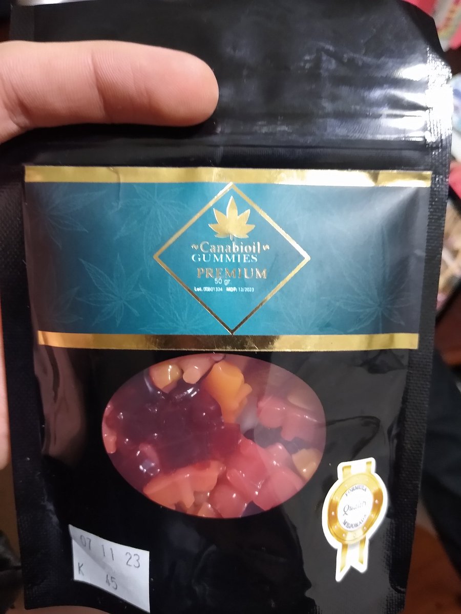 El_RickyRiver's tweet photo. Yo: A ver si no se pone aburrida la cena con toda la familia
Mi tía: Oigan, ¿Quieren gomitas?
Las gomitas: https://t.co/5IpVJJivKg
