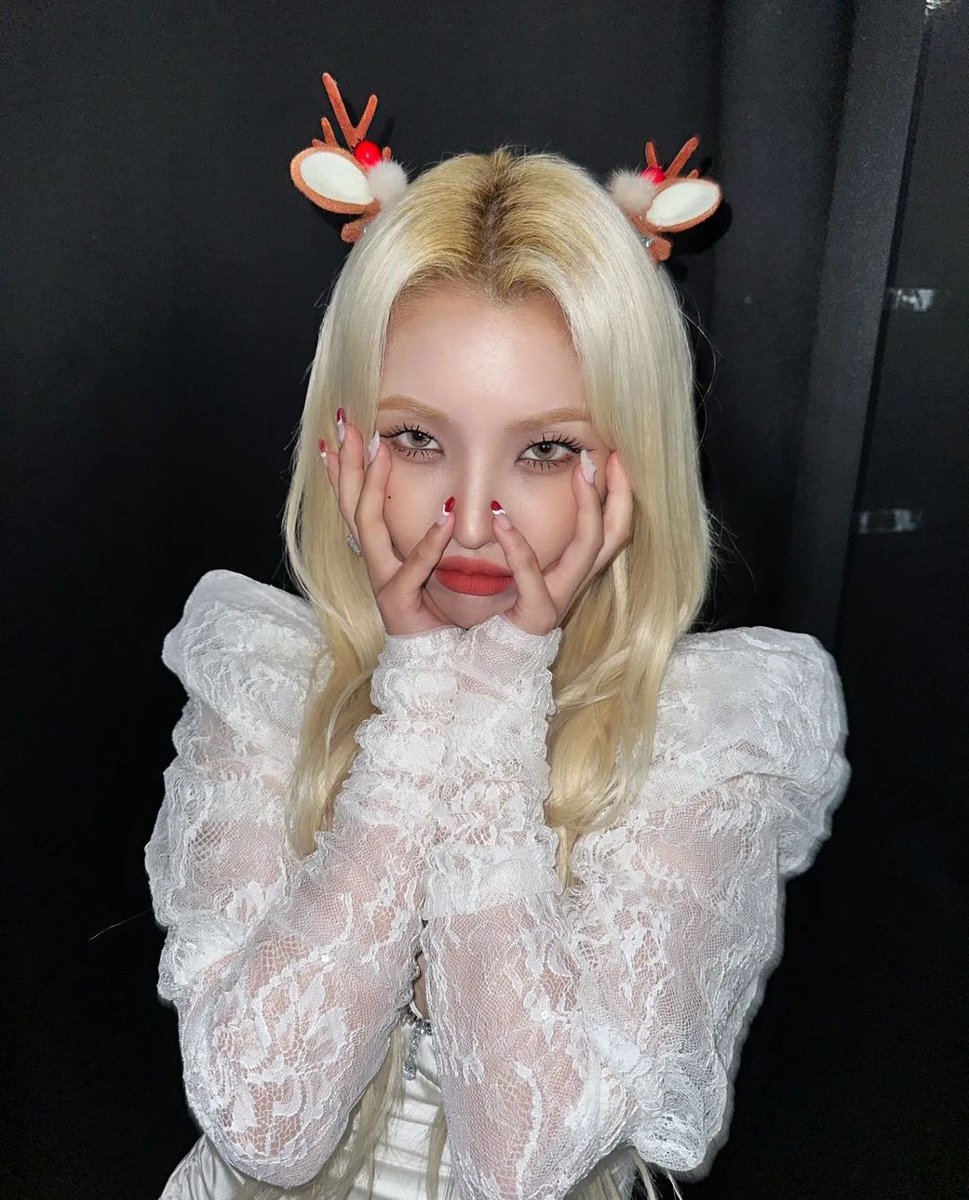 KhMinah's tweet photo. 𑁍.   # Dic. 24, Villa RB.

—Publica un par de fotos de su atuendo para vísperas de navidad—

¡Felices fiestas a todos! https://t.co/I8T58mJrqN
