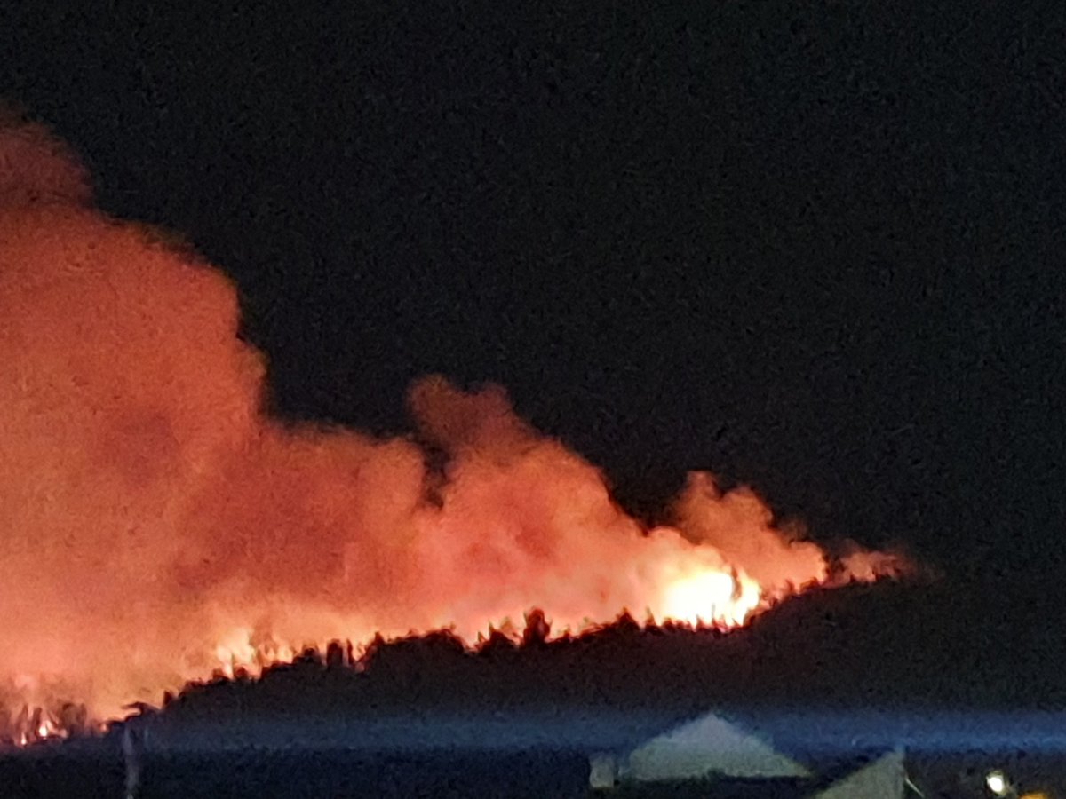 #alerta <a href="/24HorasTVN/">24 Horas</a>  chiguayante en llamas , desde las 17:30 las llamas no a disminuido , el fuego a estas alturas ya está llegando a las casas