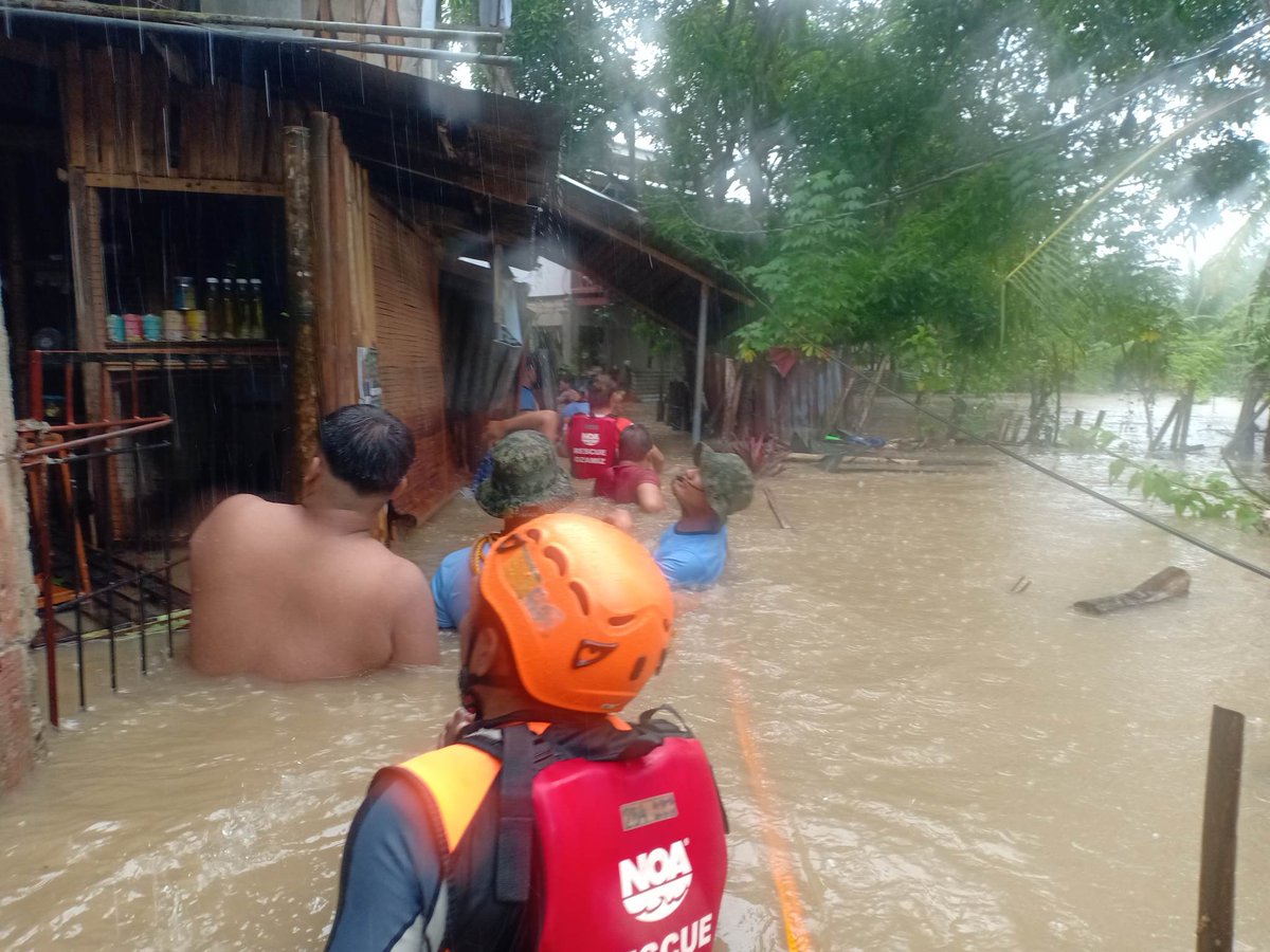 inquirerdotnet's tweet photo. LOOK: Rescue operations were conducted early Christmas Morning after residents in Brgy. Maningcol, Ozamis City, Misamis Occidental, experienced flooding due to non-stop rain since Saturday evening. | 📷: Misamis Occidental Police Provincial Office/Facebook https://t.co/3cMTodBKkY