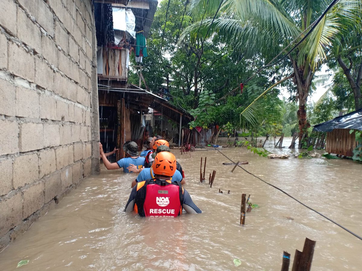 inquirerdotnet's tweet photo. LOOK: Rescue operations were conducted early Christmas Morning after residents in Brgy. Maningcol, Ozamis City, Misamis Occidental, experienced flooding due to non-stop rain since Saturday evening. | 📷: Misamis Occidental Police Provincial Office/Facebook https://t.co/3cMTodBKkY