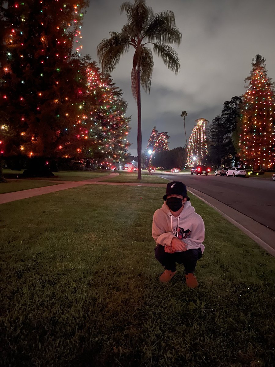Annamark93's tweet photo. @marktuan Can you post a picture of Christmas like last year? please @marktuan 🥺🥺🥺 https://t.co/vmi4jxWt2H
