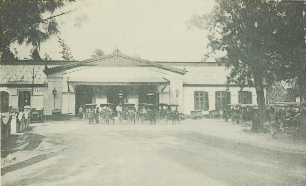 gerbongbagasi's tweet image. Zaman Hindia Belanda dulu status sebuah kota bisa dilihat dari arsitektur bangunan stesen, salah satu contohnya stesen yg dibangun operator kereta api negara 'Staatsspoorwegen'. Semakin penting kotanya maka semakin besar stesennya &amp;amp; semakin banyak pintu pada bagian depannya.