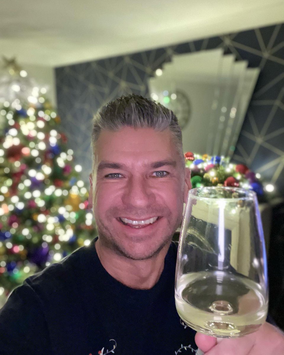 Merry Christmas to all my family &amp; friends ❤️🎅🏻🎄🥂 #MerryChristmas #Christmas #familyfun #FamilyTime