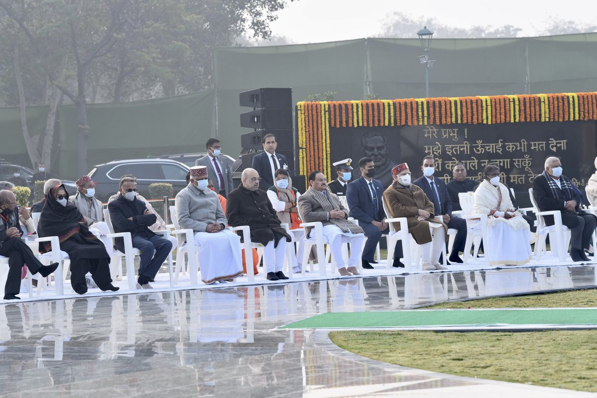 AmitShah's tweet photo. पूर्व प्रधानमंत्री भारत रत्न श्रद्धेय अटल बिहारी वाजपेयी जी की जयंती के अवसर पर 'सदैव अटल' स्मृति स्थल जाकर श्रद्धा सुमन अर्पित किये।

अटल जी की देशभक्ति, कर्तव्यनिष्ठा व समर्पण से हमें सदैव राष्ट्रसेवा की प्रेरणा मिलती रहेगी। https://t.co/hQcWHCJZge